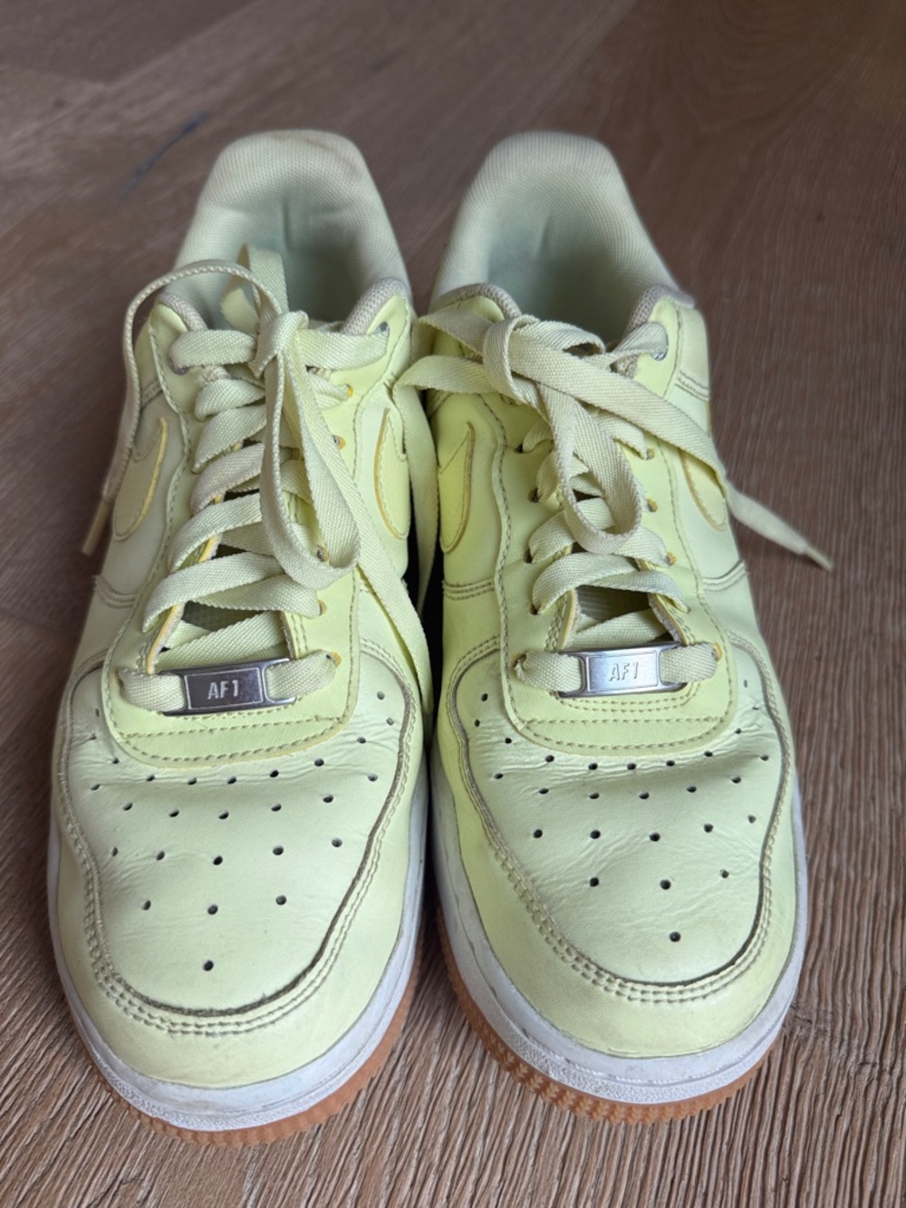Nike Air Force 1 Low-Top Sneakers in Pale Yellow with Gum Sole - Picture 6 of 6